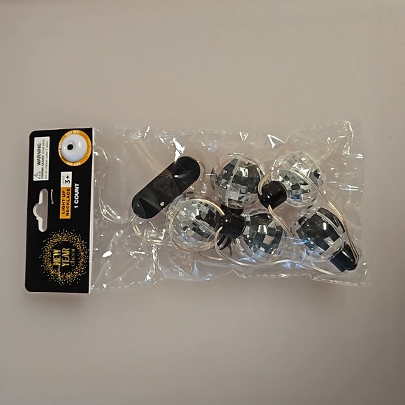 Set of 4 Light Up Necklace Ball and gold star shapes NWT see video - Picture 3 of 7